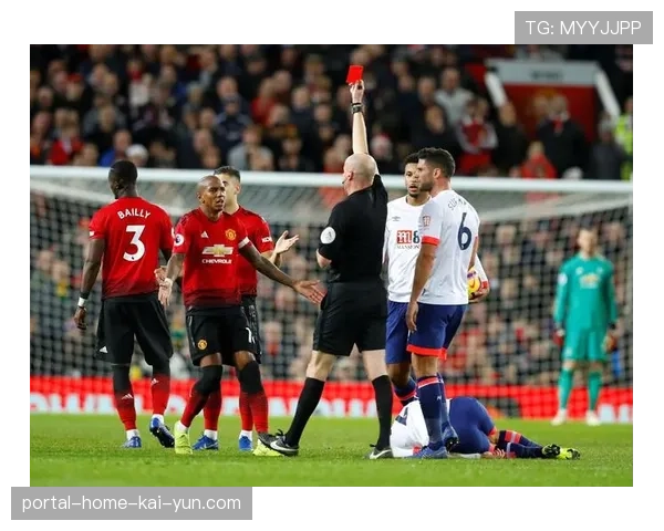 伯恩茅斯中路渗透打法奏效 简洁传递破解曼联高位防线